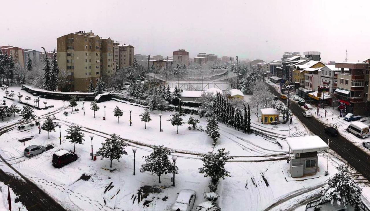 ホテル ラマダ プラザ バイ ウィンダム イズミット コジャエリ エクステリア 写真 View of the town in winter