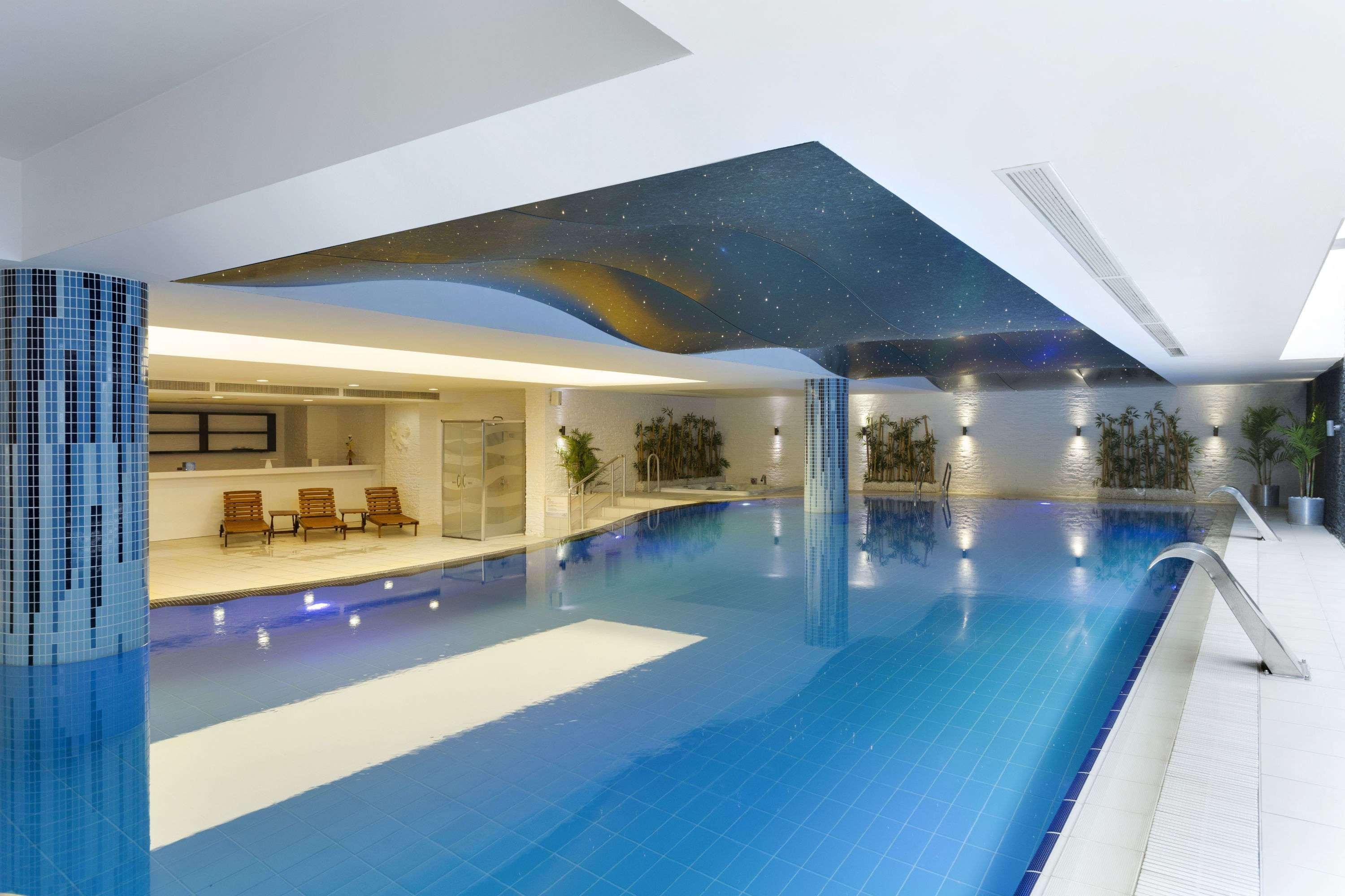 ホテル ラマダ プラザ バイ ウィンダム イズミット コジャエリ エクステリア 写真 The swimming pool at the hotel