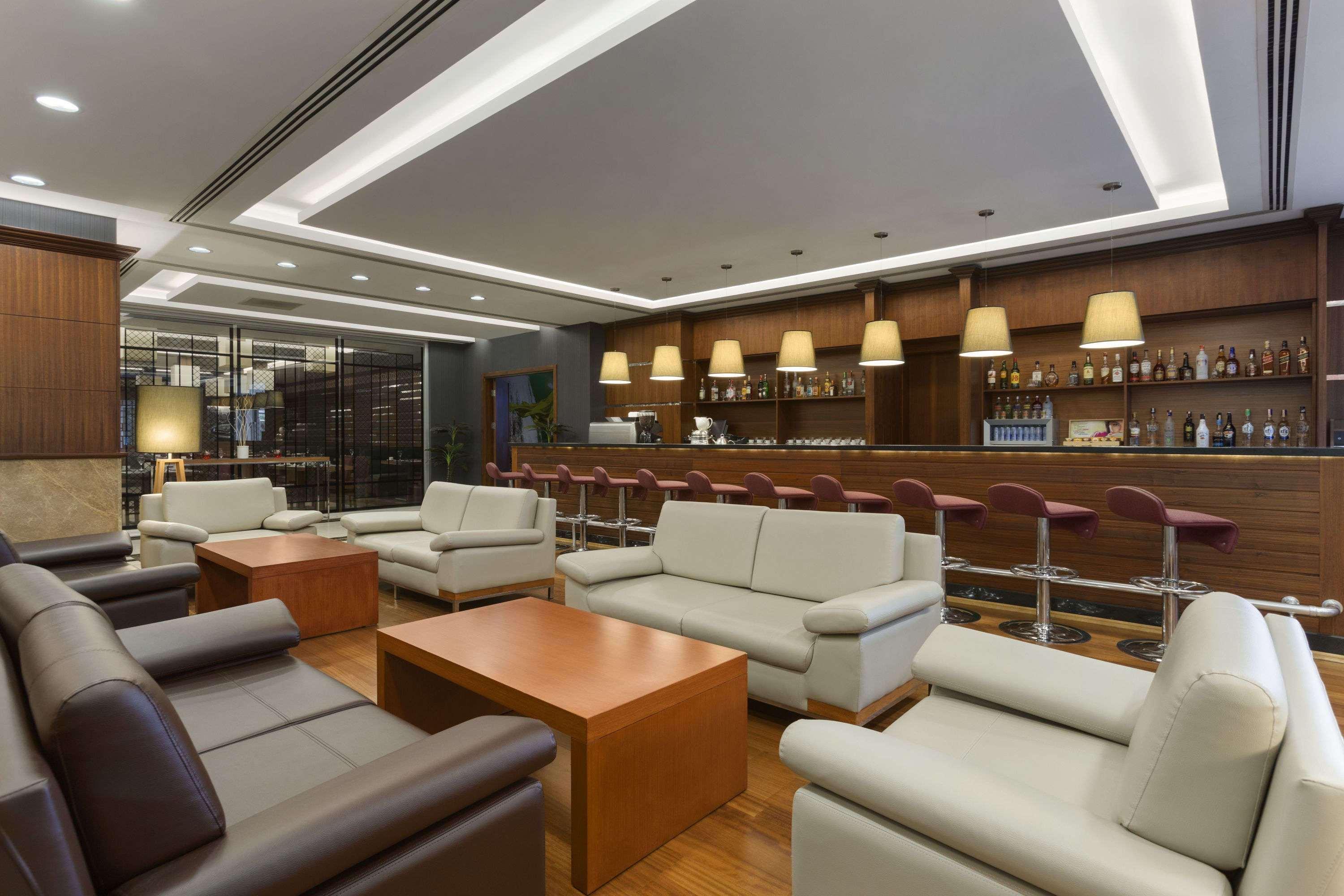ホテル ラマダ プラザ バイ ウィンダム イズミット コジャエリ エクステリア 写真 The lounge at the airport