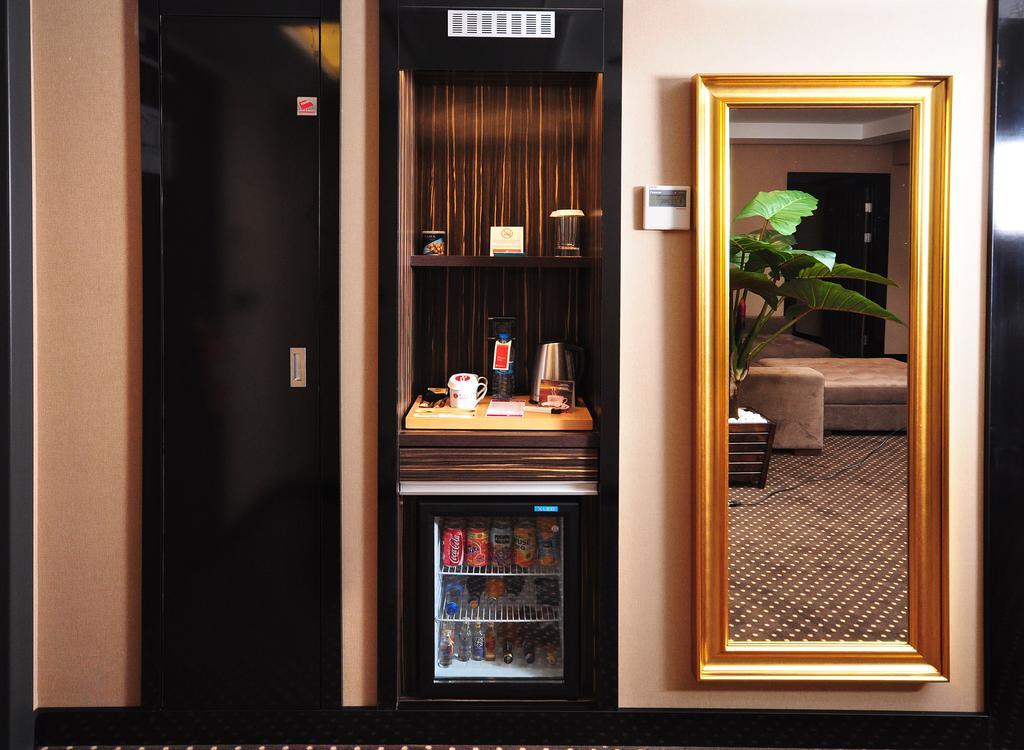 ホテル ラマダ プラザ バイ ウィンダム イズミット コジャエリ エクステリア 写真 A wet bar in a hotel room