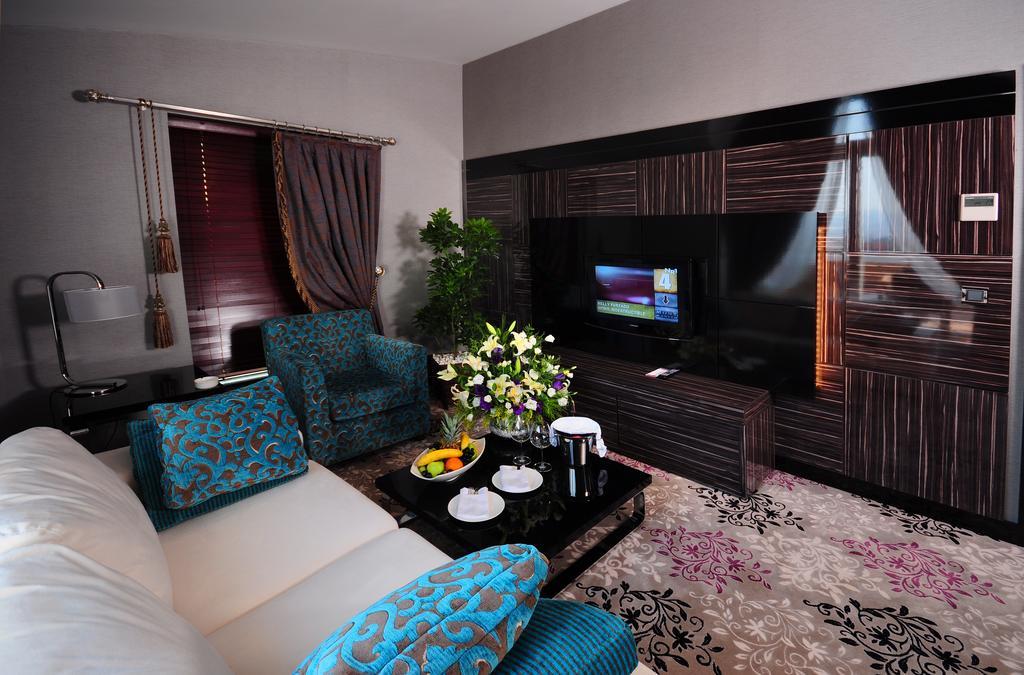 ホテル ラマダ プラザ バイ ウィンダム イズミット コジャエリ 部屋 写真 A living room