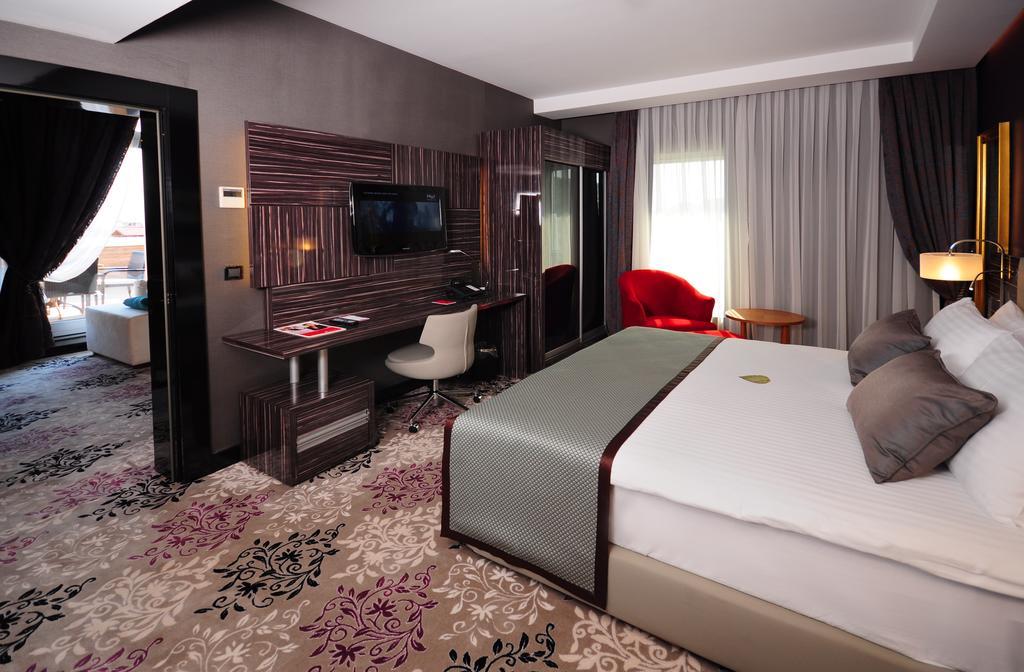 ホテル ラマダ プラザ バイ ウィンダム イズミット コジャエリ 部屋 写真 Suite
