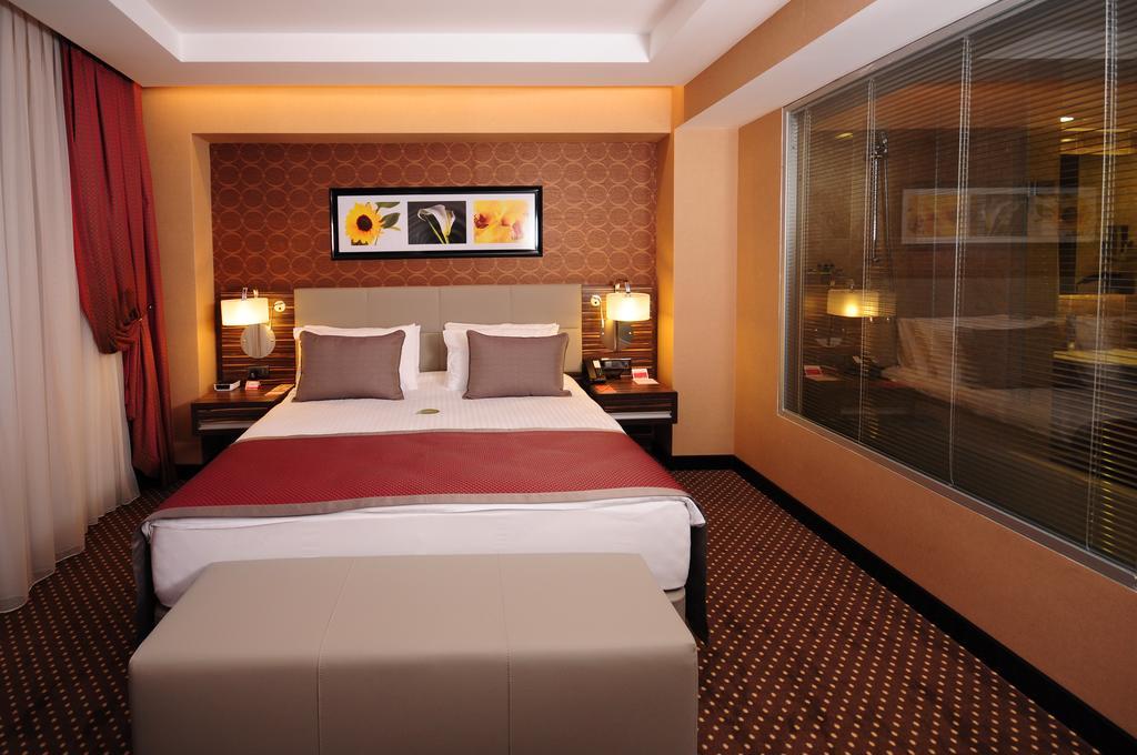 ホテル ラマダ プラザ バイ ウィンダム イズミット コジャエリ 部屋 写真 A room at the hotel