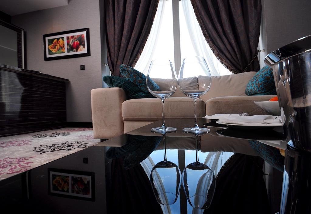 ホテル ラマダ プラザ バイ ウィンダム イズミット コジャエリ エクステリア 写真 A living room