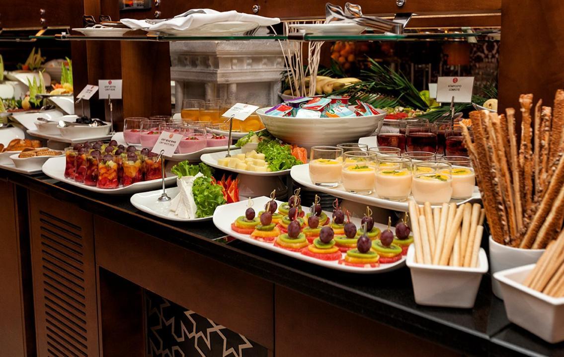 ホテル ラマダ プラザ バイ ウィンダム イズミット コジャエリ エクステリア 写真 A buffet