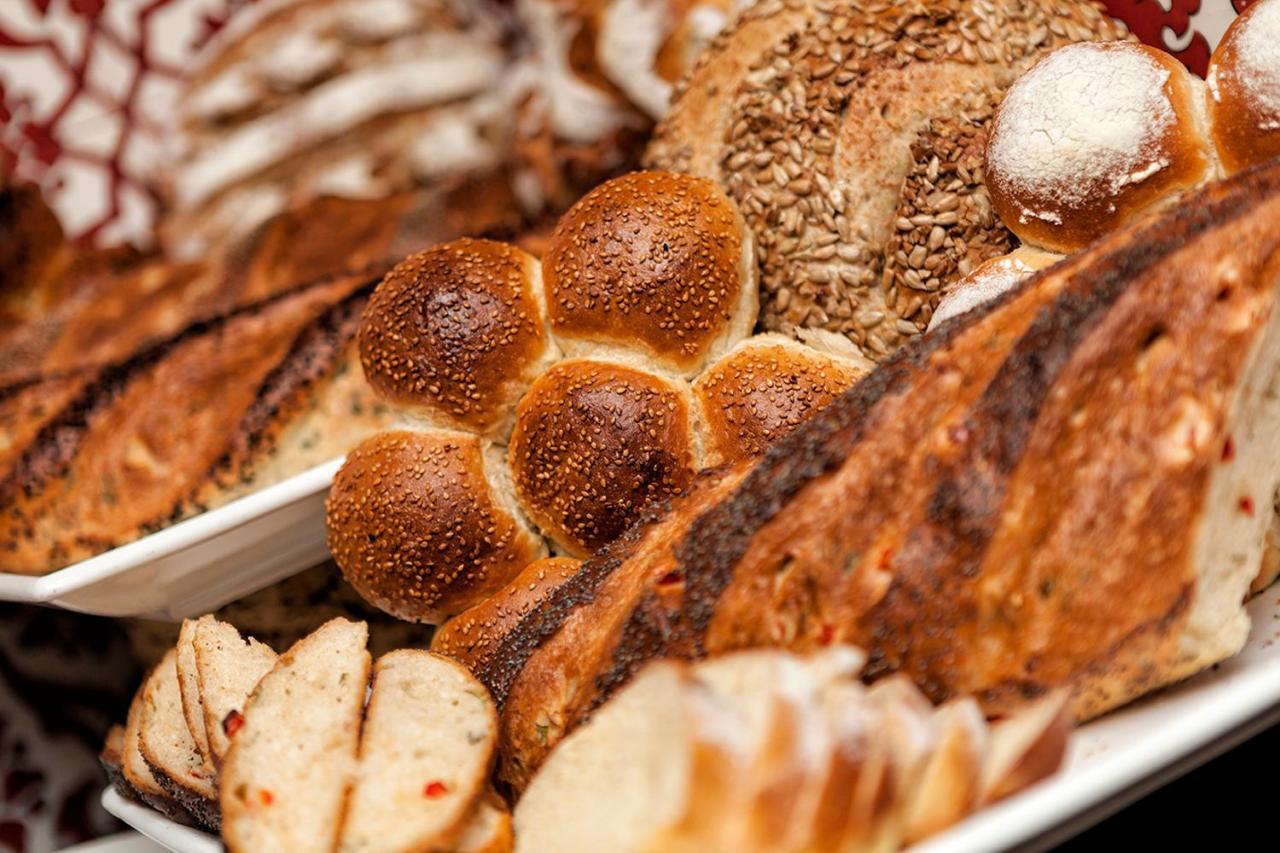 ホテル ラマダ プラザ バイ ウィンダム イズミット コジャエリ エクステリア 写真 Assorted breads